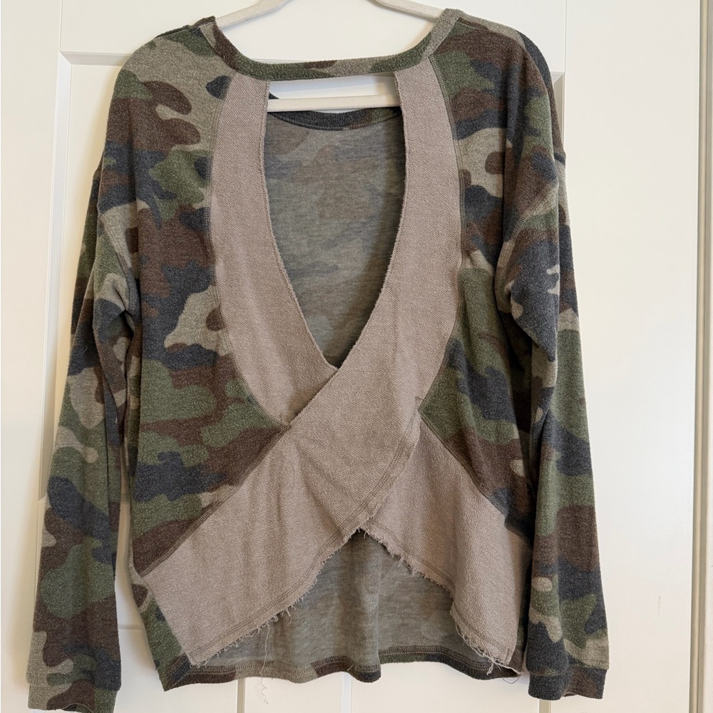 BKE Women's Camo Long-Sleeve Top with Taupe Open-Back Detail